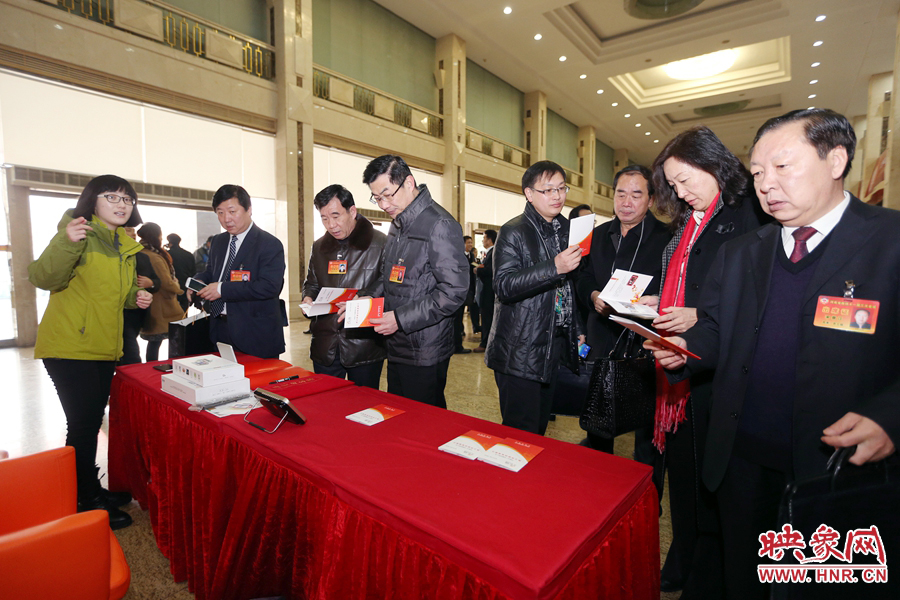 向代表、委員講解大象融媒旗下出品的新聞產品。