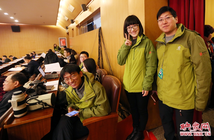 與同事一起的樂天。