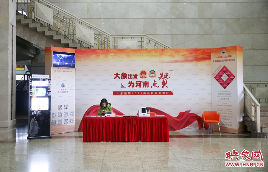 工作間隙還要更新映象網兩會微博。