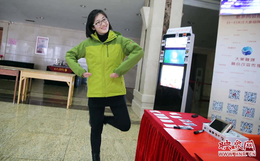 工作間隙，樂天跳起了“南式芭蕾”。