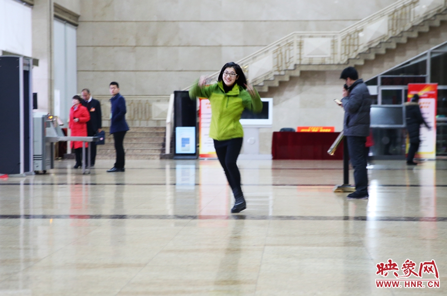 南樂天完成一個采訪后，興奮的跳了起來。