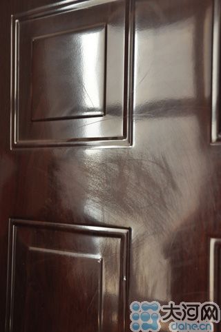 　雖然王先生用砂紙打磨過，但是“奠字”仍依稀可見