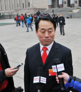 全國兩會政協(xié)委員呼吁國民理性消費(fèi)