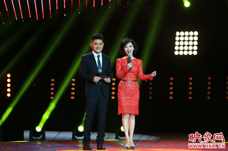 《梨園春》主持人關(guān)楓、龐曉戈