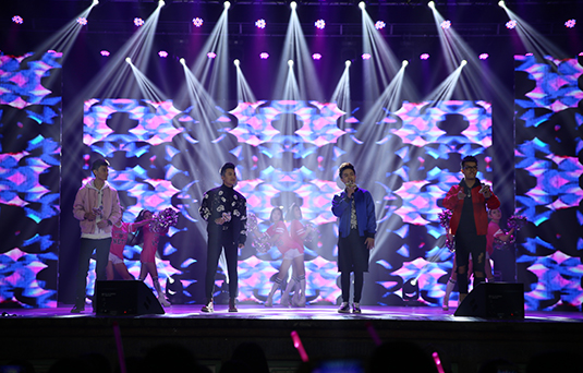 圣誕HIGH不?！睹霮歌秀》校園巡演持續(xù)開唱