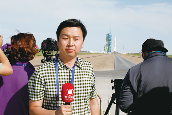 劉瑞鋒回憶，從“神舟十號”在視線中出現(xiàn)到消失的兩分鐘內(nèi)，他們的兩臺攝像機(jī)、一臺照相機(jī)就在不停地拍、拍