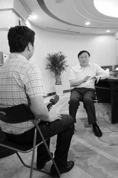 省人大常委會副主任張大衛(wèi)正在接受 省人大常委會副主任張大衛(wèi)正在接受