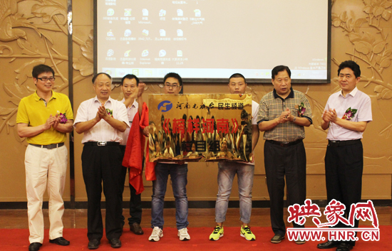 出席儀式的嘉賓為《榜樣河南》欄目的開(kāi)播揭牌 出席儀式的嘉賓為《榜樣河南》欄目的開(kāi)播揭牌