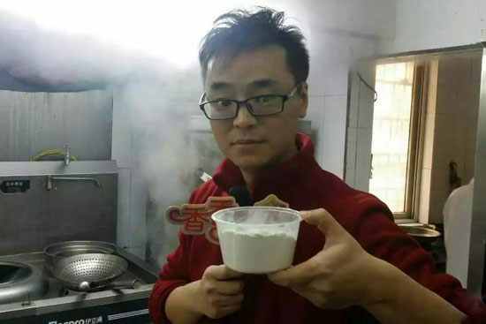 小飛手里端的是什么材料？