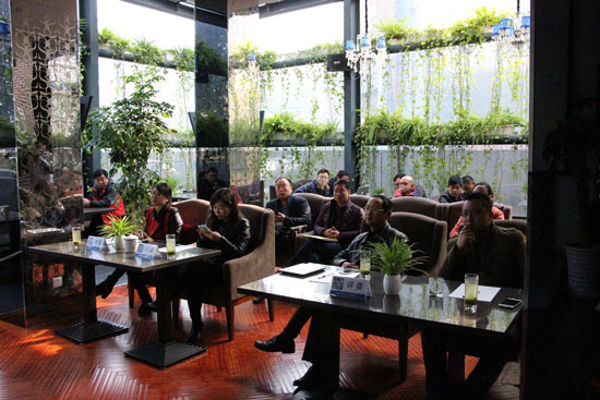 《創(chuàng)業(yè)星工廠》第二季海選現(xiàn)場(chǎng),評(píng)委們認(rèn)真聽取創(chuàng)業(yè)者的項(xiàng)目介紹 《創(chuàng)業(yè)星工廠》第二季海選現(xiàn)場(chǎng),評(píng)委們認(rèn)真聽取創(chuàng)業(yè)者的項(xiàng)目介紹