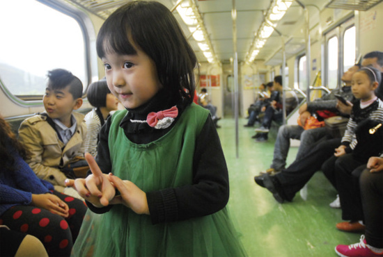 開(kāi)往花蓮火車上，“戲曲小精靈”張楚怡練嗓