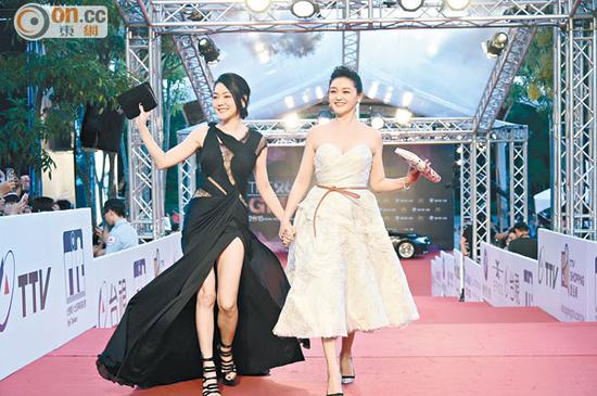 大Ｓ（右）和?。訝渴肿呒t地毯。