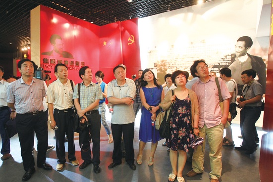 河南電視臺(tái)、河南人民廣播電臺(tái)、河南省詩歌學(xué)會(huì)的專家、詩人、記者等數(shù)十人赴蘭考焦裕祿紀(jì)念園采風(fēng)學(xué)習(xí)