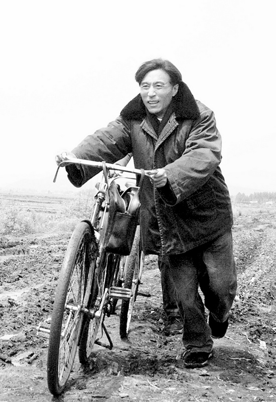 怕乘汽車跑太快聽不見群眾說話，焦裕祿下基層總是靠自行車 《焦裕祿》劇照