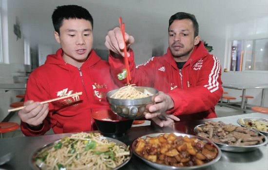 　約瑟夫一再表示食堂大師傅飯菜做得很好，他的筷子已經(jīng)用得很熟練了