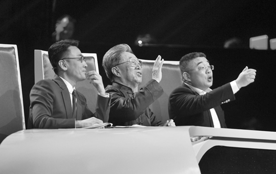 困擾著很多漢語(yǔ)使用者的問(wèn)題，被三位先生以輕松幽默的方式提出來(lái)自嘲后，都令觀眾會(huì)心大笑。