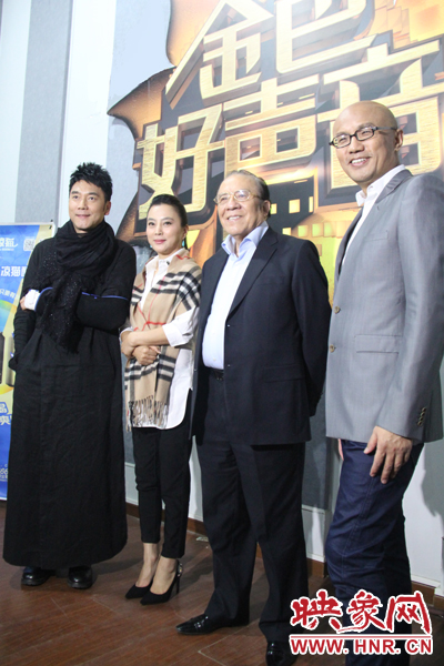 林依輪、李玲玉、楊洪基三位評委導(dǎo)師以及主持人孫國慶接受媒體采訪