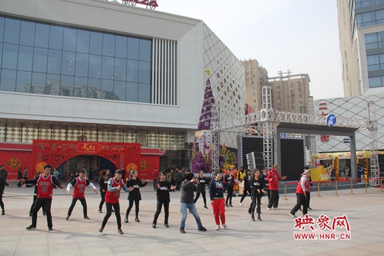 河南衛(wèi)視舉辦的“看大劇，送福利”活動(dòng) 王志/攝