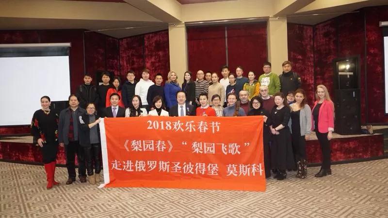 《梨園春》與俄羅斯文化學(xué)者開展座談會(huì)，共同交流中俄藝術(shù)文化的發(fā)展并互贈(zèng)禮物