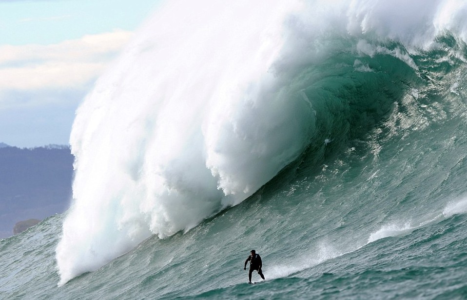與20米高巨浪嬉戲！神勇弄潮兒沖浪場面超震撼