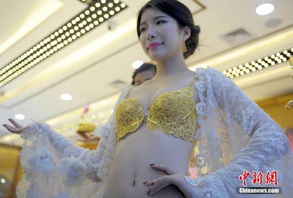 模特身著價(jià)值百萬(wàn)黃金內(nèi)衣走秀引圍觀