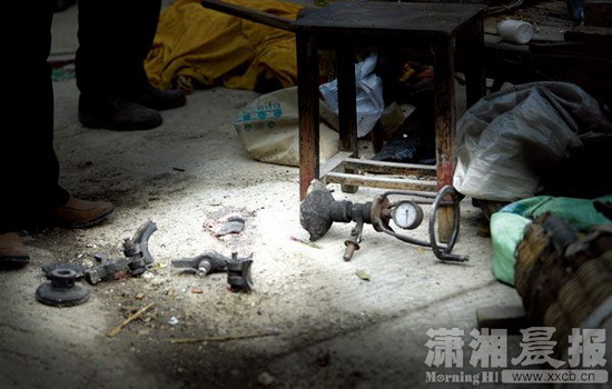 7歲男童被爆米花機炸死 鄰居同情至其家中搶購 7歲男童被爆米花機炸死 鄰居同情至其家中搶購