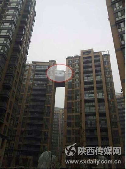 西安現最牛“天橋” 兩樓之間建起“空中走廊”