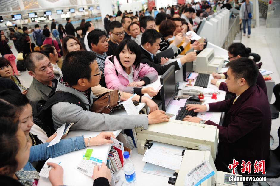 深圳機(jī)場滯留旅客情緒激動(dòng) 深圳機(jī)場滯留旅客情緒激動(dòng)