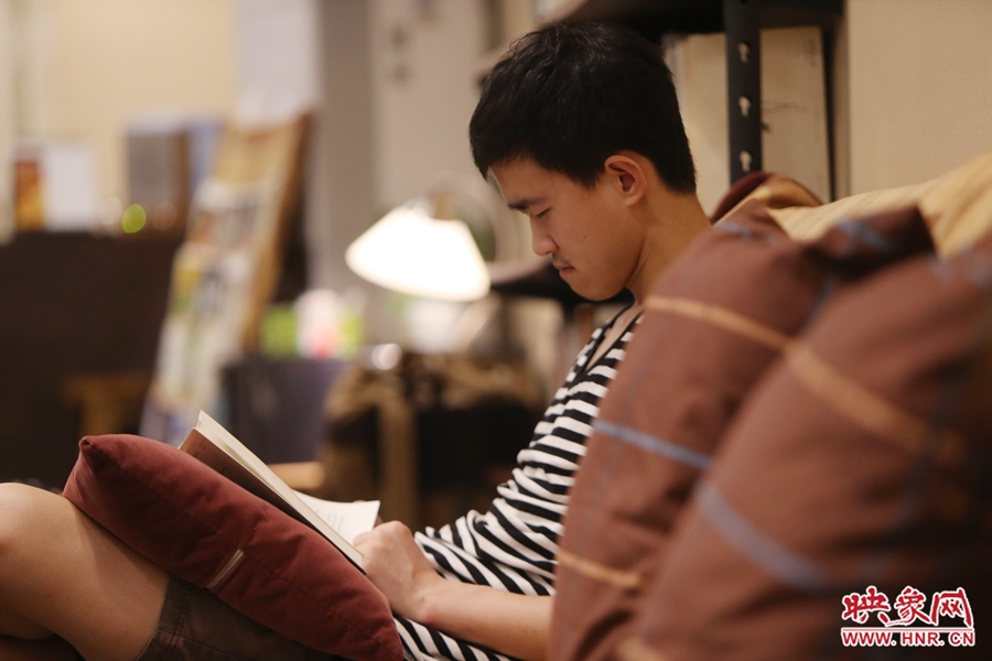 徐浩然，24歲，圖書編輯：在書店看紙質(zhì)書，意境會(huì)更深一些。