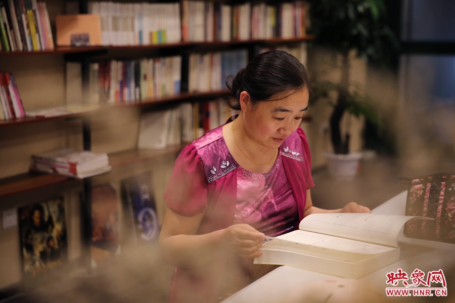 王艷、44歲，某醫(yī)院醫(yī)生：白天沒有時(shí)間，晚上帶小孩來這里培養(yǎng)她們的讀書習(xí)慣。