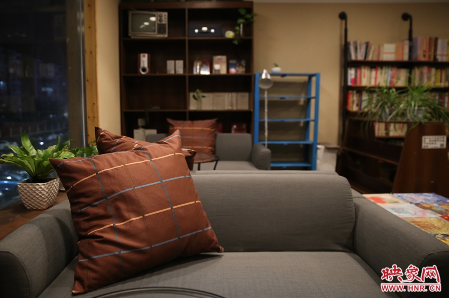 書店內(nèi)的布置非常溫馨，有種家里書屋的感覺。