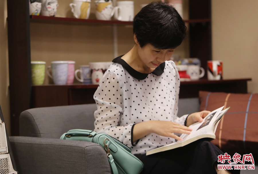 毛韶華，年齡保密，文字工作者：紙質(zhì)書是營養(yǎng)餐，電子書是快餐。