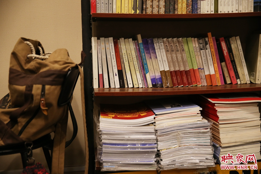 放下背包，捧起一本喜愛的書，生活的另一種方式。