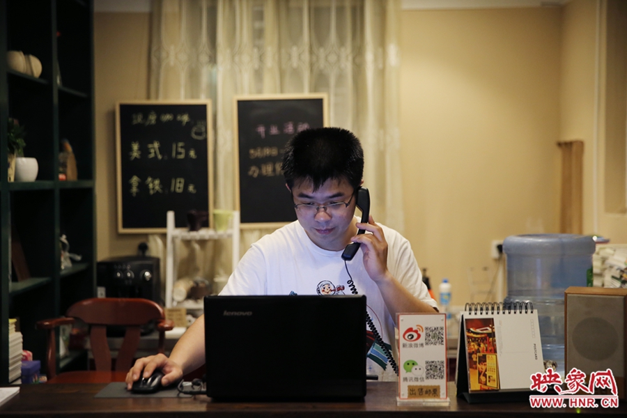 店長小博，由于書店搬遷至此，經(jīng)常接詢問地址的電話。