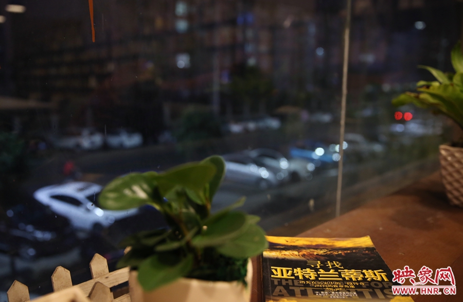 一扇窗，將喧鬧與寧靜分割。