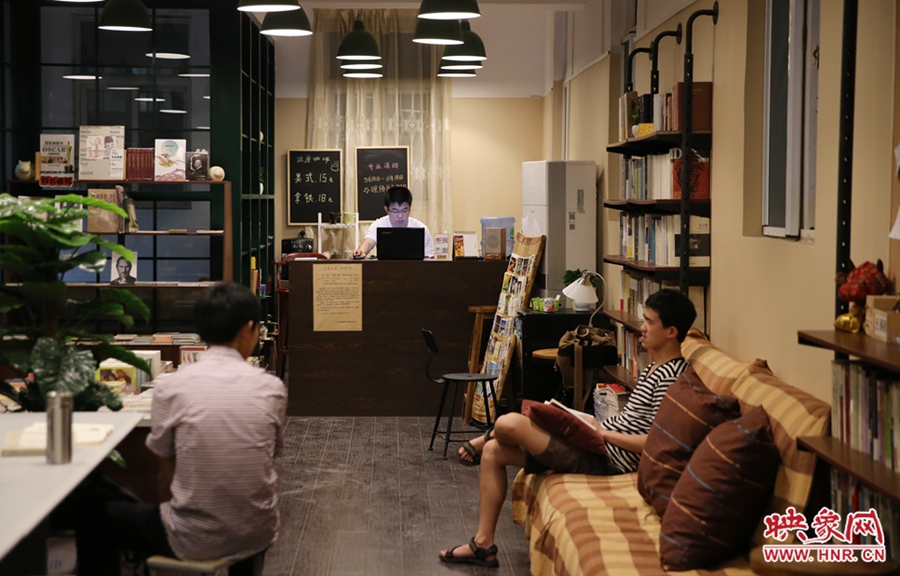 看書的人在相互交流。