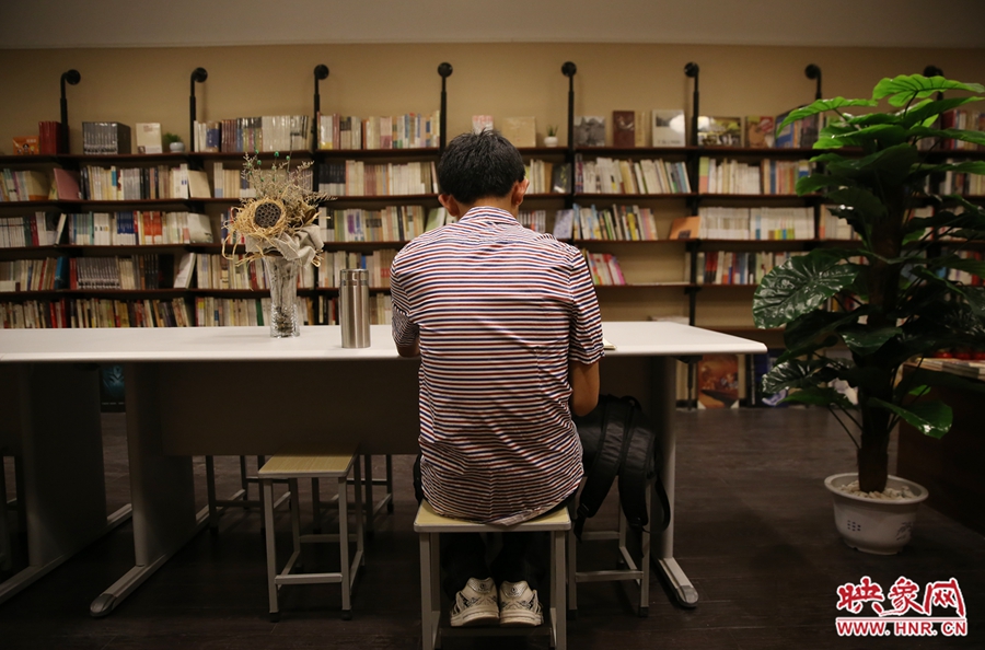 5月23日晚，鄭州一家24小時（周五、周六）書店營業(yè)。慕名而來的客人在看書。