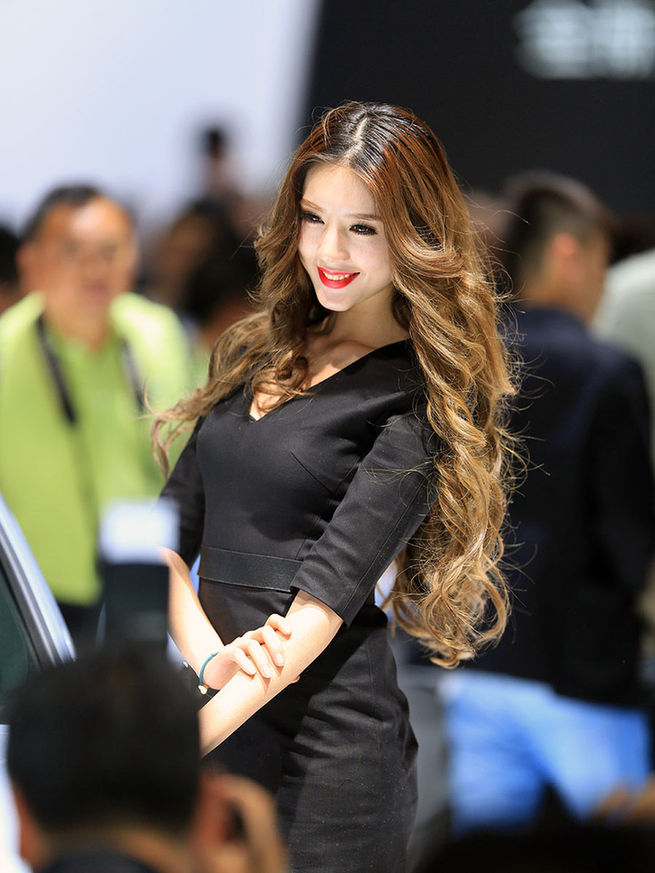 2014成都車展最美車模出爐 酥胸、長腿、美背