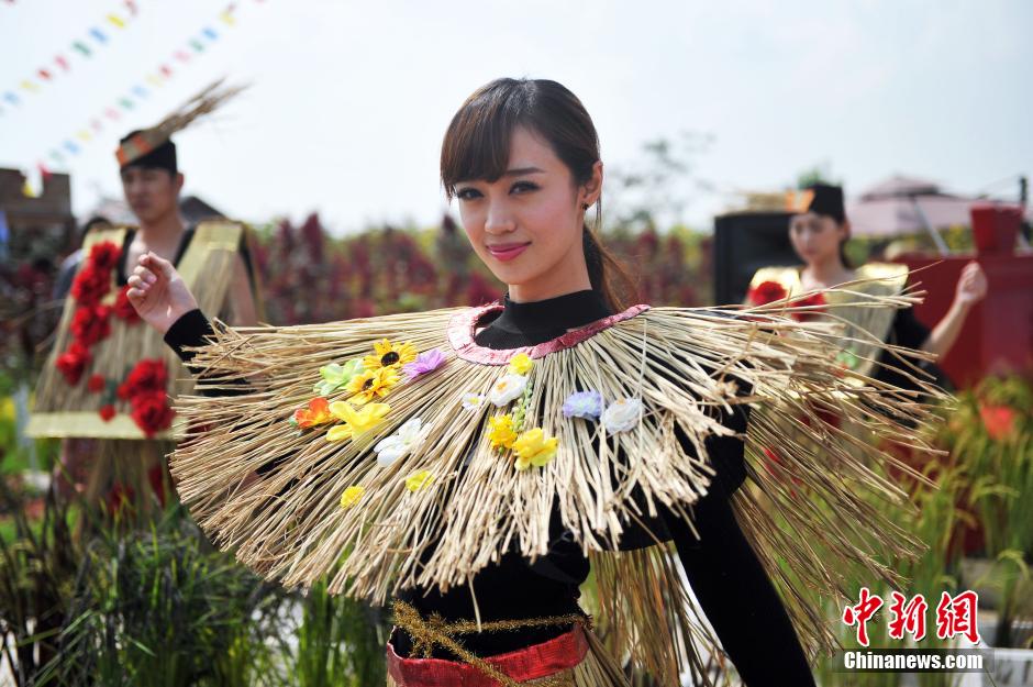 “稻草美女”亮相稻米文化節(jié)