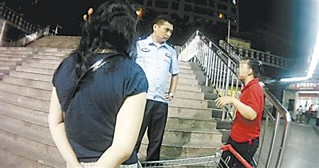 民警在調(diào)解李大媽(左)的偷拍糾紛 巴南警方供圖 民警在調(diào)解李大媽(左)的偷拍糾紛 巴南警方供圖