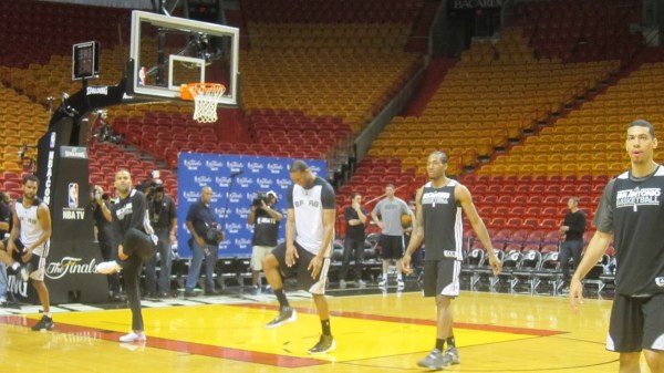 馬刺備戰(zhàn)對陣熱火的第一場總決賽比賽之前，麥蒂亮相訓(xùn)練場，受到媒體狂熱追捧，在馬刺球員中風(fēng)頭最勁，他也