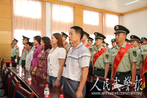 十佳士官同家長(zhǎng)親人同臺(tái)受到表彰。圖片來(lái)源：人民武警報(bào)