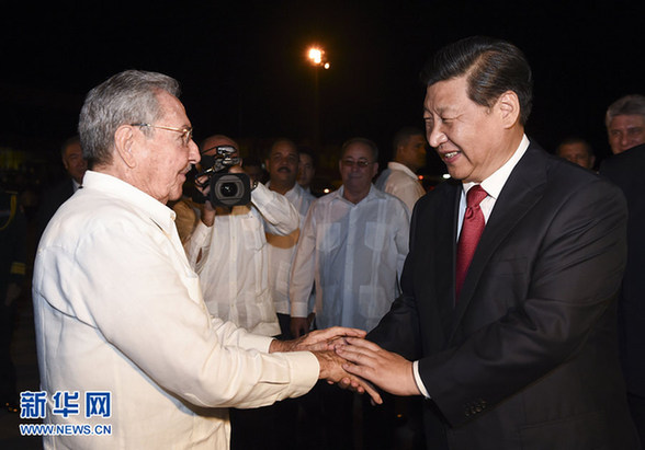 這是古巴國務(wù)委員會主席兼部長會議主席勞爾·卡斯特羅到機場為習近平送行。