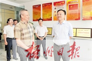 8月6日，梧州市委書記、市人大常委會(huì)主任黃俊華到梧州工業(yè)園區(qū)非公企業(yè)寶嘉制衣有限公司，調(diào)研企業(yè)黨建工作情況