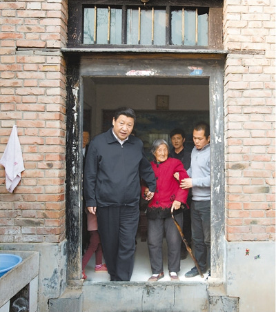 3月17日，習近平在東壩頭鄉(xiāng)張莊村看望85歲老人張景枝。