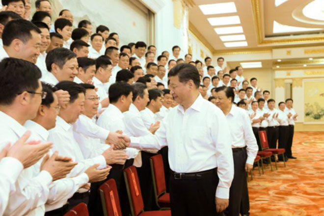 6月30日，黨和國家領(lǐng)導(dǎo)人習(xí)近平、劉云山等在北京人民大會(huì)堂會(huì)見全國優(yōu)秀縣委書記。