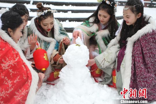 古裝美女雪中斗艷穿越古今玩“打雪仗、堆雪人”